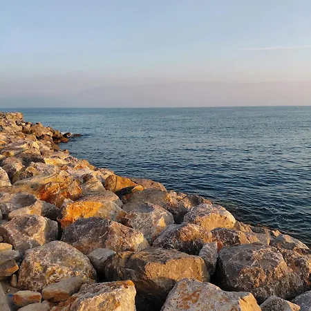 Face A La - Les Pieds Dans L'eau Port-la-Nouvelle